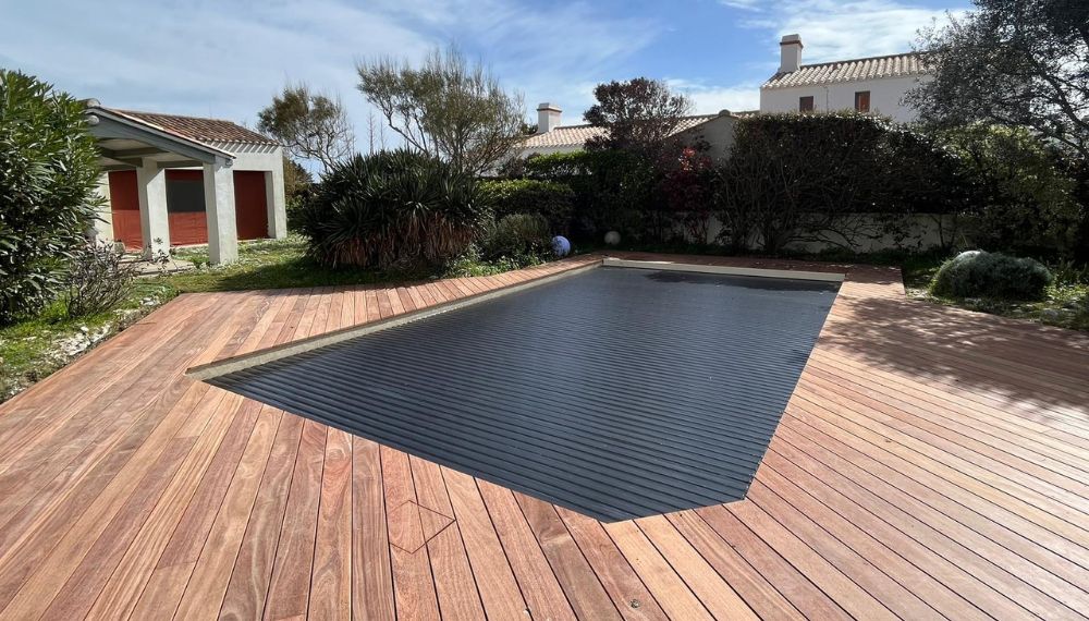 Un volet de piscine à lames solaires en polycarbonate : un choix durable et économique Un volet de piscine à lames solaires en polycarbonate : un choix durable et économique - Greengardens Pisciniste à Noirmoutier